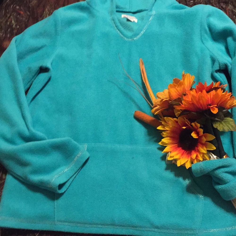 Girl pullover sweatshirt.